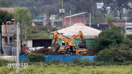 중장비 동원해 살처분 준비하는 파주 양돈농가[경향포토]