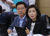 “베네수엘라에 삼성이 있습니까?…‘민부론’, ‘소주성’ 공방전 벌어진 기재부 국감[2019국감]