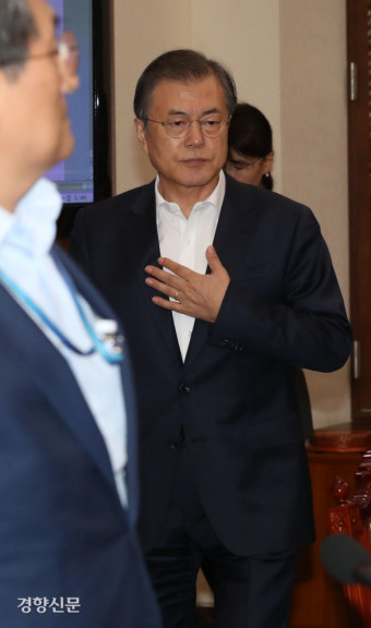 조국장관 사퇴...무거운 표정의 문재인대통령 [경향포토]