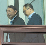 검찰 ‘윤석열 언론사 고소’ 과잉수사 논란…“경찰에 넘겨야”