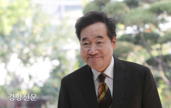 환한 미소와 함께 출근하는 이낙연 총리 [경향포토]