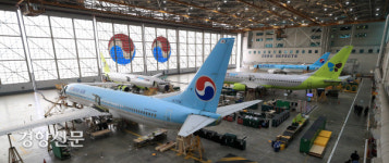 대한항공 정비본부 정비중인 보잉 737 기체 공개[경향포토]