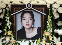 영정 사진 속 구하라[경향포토]