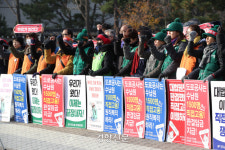 11월25일 한계령 고개를 못 넘었다, 눈꽃 보느라[경향이 찍은 오늘]