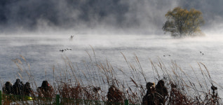 물안개 속 나룻배와 몽환적 풍경 촬영하는 사진작가들…합천댐 상류 황강[포토뉴스]