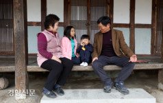 손주들과 즐거운 시간 보내는 구례 내죽마을 박영무,김양남씨 부부[경향포토]