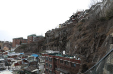 절벽에 세워진 마을, 서울 창신동 돌산마을[정동길 옆 사진관]
