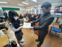 ‘신종 코로나’가 바꿔놓은 졸업식 풍경…“교실서 마스크 쓰고 축하 악수도 없이…아쉬워요”