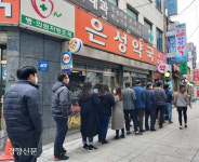 마스크 5부제 첫날, 10분 만에 다 팔려…토요일까지 기다려야 하나 한숨만