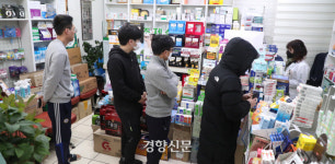 3월15일 텅 빈 야구장, 꽉 찬 주차장[경향이 찍은 오늘]