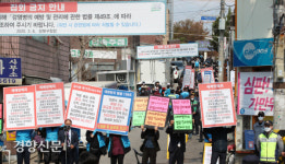 경찰과 대치하며 예배방해 주장하는 사랑제일교회[경향포토]