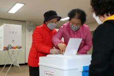 “투표하니 좋소”···광주 116세 할머니도 18세 고교생도 한표[선택 4·15]