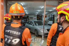 무면허 직원이 고객 차량 주차하다 미용실 돌진