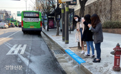 서초구, 도로경계석에 자연배수로 설치…미세먼지 저감효과 기대