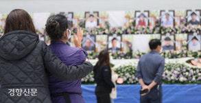 유가족들 “다시는 이런 일 없게 한다더니…12년 전과 똑같아”[이천 화재 참사]