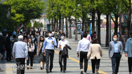 물리적 거리두기 잊지 말아요[오늘, 광화문]