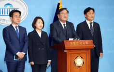 [속보]김태년 원내대표, 원내수석에 김영진, 원내대변인에 박성준·홍정민 임명