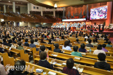 일정한 간격을 두고 앉은 순복음교회 예배[경향포토]