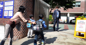 첫 등교 걱정하는 엄마[경향포토]