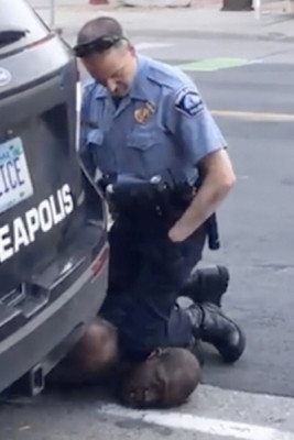 백인 경찰관 무릎에 눌려 흑인 사망…분노 확산에 들끓는 미국 | 포토뉴스