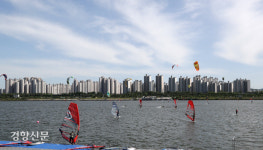 초여름 날씨엔 서핑[정동길 옆 사진관]