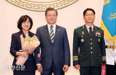 문재인 대통령과 기념촬영하는 황대일 1군단장[경향포토]