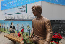 서울 관악구 대학동 박종철거리에 ‘박종철 벤치’ 설치