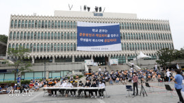 6월18일 ‘북한군 초소 뒤로 북한 농민들은...‘[경향이 찍은 오늘]