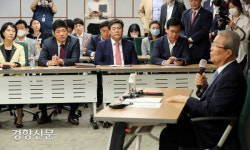 김종인 비대위원장 초선의원들과 간담회[경향포토]