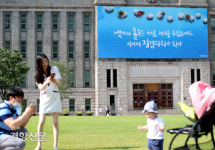 단단하고 행복한 가족의 징검다리...서울 꿈 새김판 여름편![경향포토]