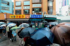 탑골공원 점심 보시 26년···내가 어딜 가, 이 사람들 무기는 밥인데[포토다큐]