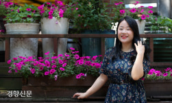 ‘시라는 고정관념을 발로 차는 시인’ 이원하…이번에는 산문집 <내가 아니라 그가 나의 꽃> 출간[인터뷰]