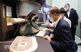불화수소 세척상태 둘러보는 문재인대통령 [경향포토]
