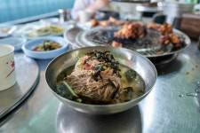 (34)마늘시대 가고 ‘감자천하’ 오는 장터... 막국수냐 콩국수냐, 고민되면 메밀콩국수[지극히 味적인 시장]