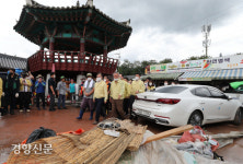 집중호우로 물에 잠겼던 화개장터 방문한 문재인대통령[경향포토]