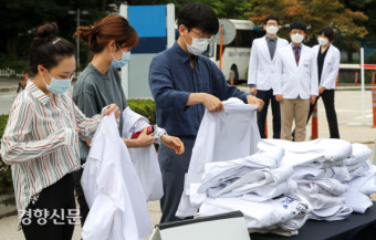서울대병원 전공의들의 가운 반납 [경향포토]