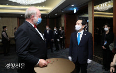 다빈치연구소장과 대화하는 정세균 총리 [경향포토]