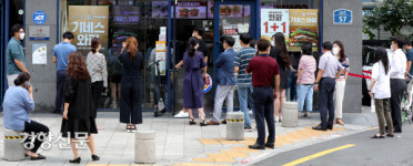 패스트푸드점 앞 줄선 시민들[경향포토]