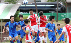 헤딩슛 시도하는 원종찬[경향포토]