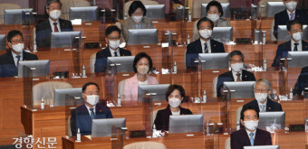 9월7일 '집채만 한 파도와 도로로 날아온 냉장고' [경향이 찍은 오늘]