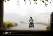얘야, 괜찮다지만...숨길 수 없는 부모의 뒷모습[경향포토]