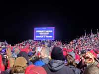 “트럼프는 슈퍼 히어로”…열성 지지자 “국경장벽·감세·경제부흥” 손가락 접으며 업적 나열