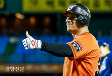 반즈 안타치고 엄지척에 미소 활짝[경향포토]