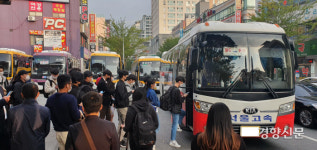 승객과 버스, 승용차, 택시 뒤엉켜 위험천만...광역시 터미널 맞아요?