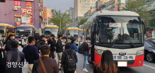 버스 5대가 간신히 주차할 공간에…하루 200여번 들락날락 ‘위험천만’
