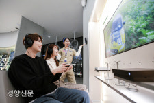 SKT, 홍대 거리에 ICT 멀티플렉스 T팩토리 오픈[경향포토]