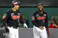 로하스, 전력 질주했더니 힘드네[경향포토]