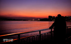 [이해인 수녀의 詩편지](38) 해질녘의 바다에서