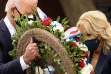 바이든, 한국전 참전기념비 헌화…재향군인 배신하지 않는 최고사령관 될 것