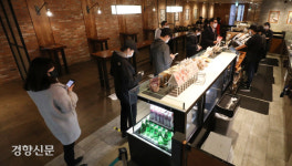 11월24일 언제 다시 카페에 앉을 수 있을지...[경향이 찍은 오늘]